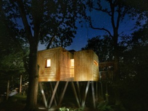 1 Bedroom Pinwheel Treehouse Accommodation in a Woodland Setting in Dorset, England